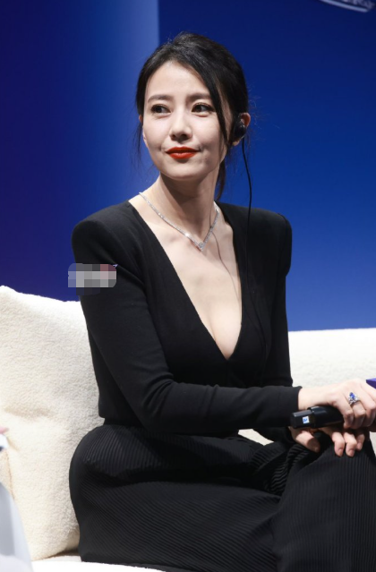 高圆圆线下活动
黑色深V裙凸显好身材