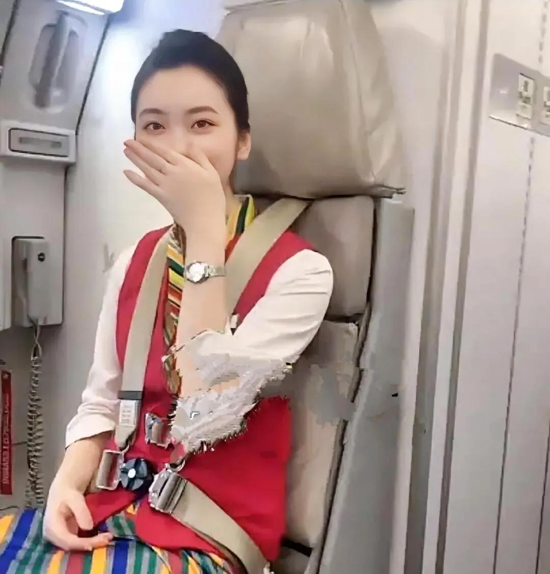各位乘客，请注意，前方高颜值空姐出没，请保护好你的心脏，以免被美晕过去！