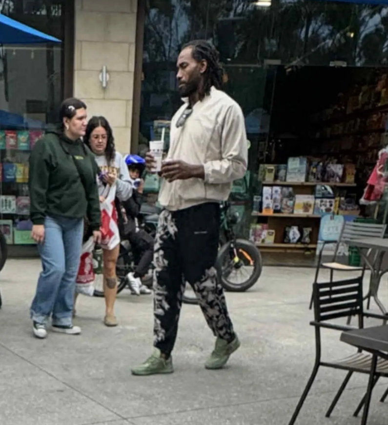 据美自媒体消息，伦纳德近日在加州德尔马被路人偶遇。与赛场上年薪数千万的巨星形象不