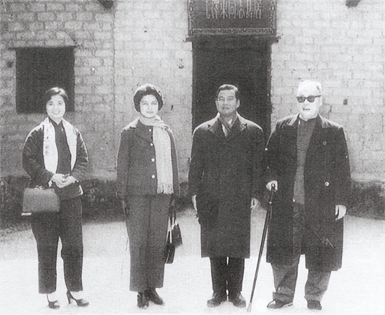 1963年，敬爱的周总理，与陈毅夫人张茜，一起迎接外宾的情景。此时身着庄重，仪表