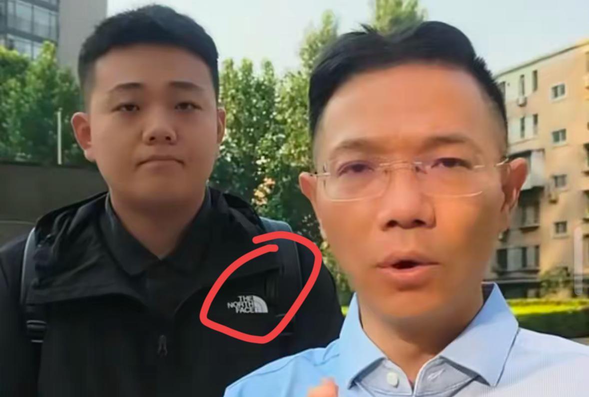 李律站在室外，
神情坚定地发声：七点半，现在准备出发！
因为九点钟就宣判了，必须