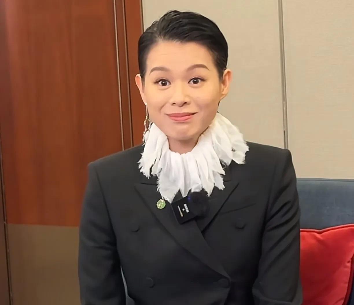 胡杏儿一口流利的英文再次把我震惊了。了解了她这个人以后，发现她真的是一个宝藏女孩