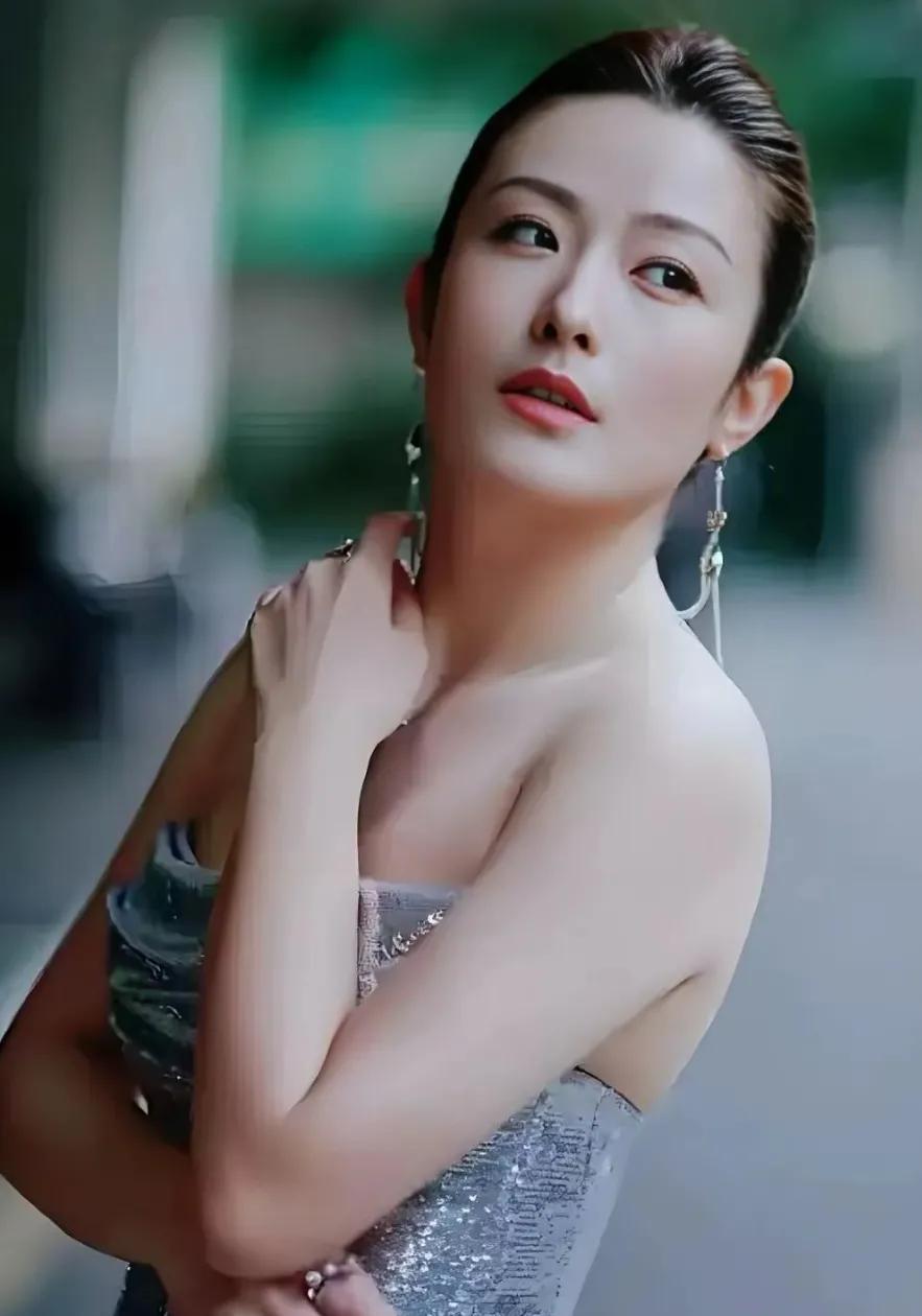 徐百慧，皮肤白皙，身材曲线颇为丰腴出众，出道多年以来未有绯闻，可以说是娱乐圈的清