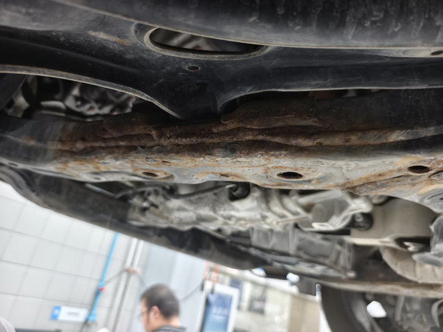 锈成这样真的正常吗
保养时拆开发动机护板，发现里边已经锈成这样了，保养师傅说是正