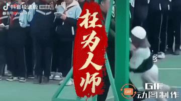 一个小学生犯了错，校长竟在操场上当众对其大打出手。他一把掐住小学生的脖子往后推搡
