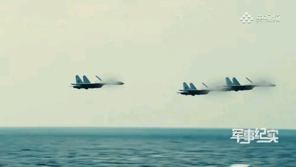歼-15贴海狂飙！中国舰载机秀出“海上隐身术”，美军航母瑟瑟发抖？