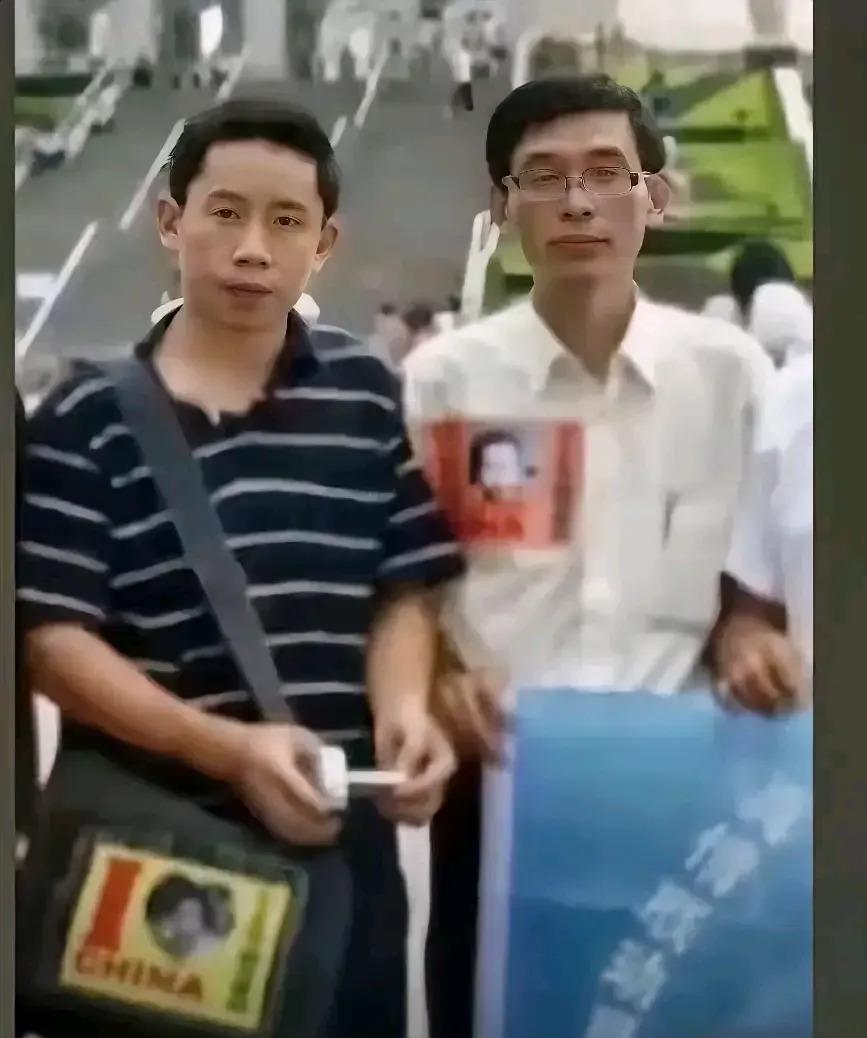 老铁们最近刷到孙海洋直播没？ 他跟大伙唠了个大实话：谢岳两口子压根没离婚！ 人家