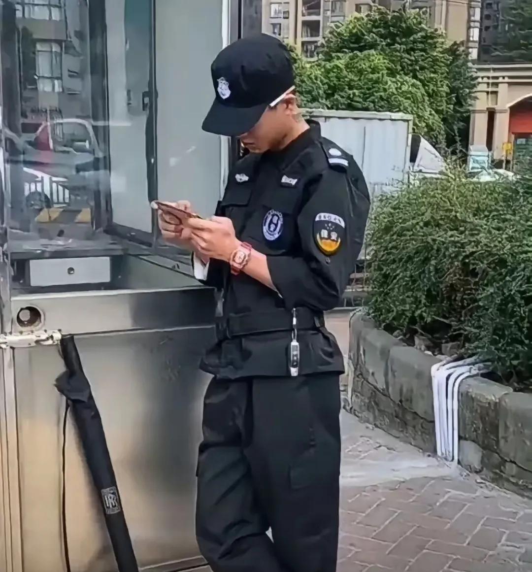 当保安有规定，上班时候不能玩手机。特别是小区保安，人多事杂，也没有时间玩。所以我
