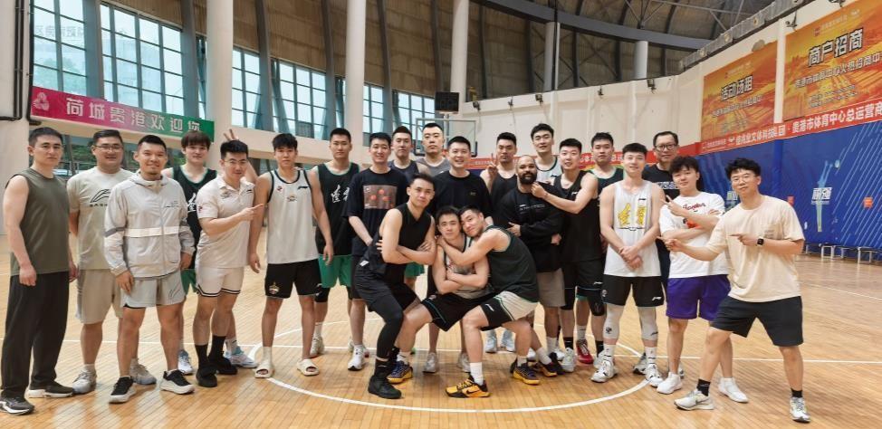辽宁男篮全运会全是辽宁人，但队伍里却有一个外国人，没错他就是训练师华莱士。
华莱