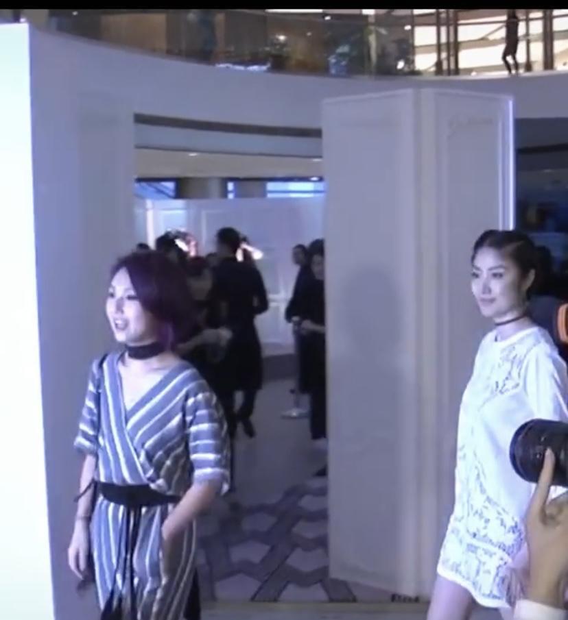 陈慧琳和杨千嬅 同框参加活动，这画面太有看点了。两人同是43岁辣妈，还都穿斜露肩