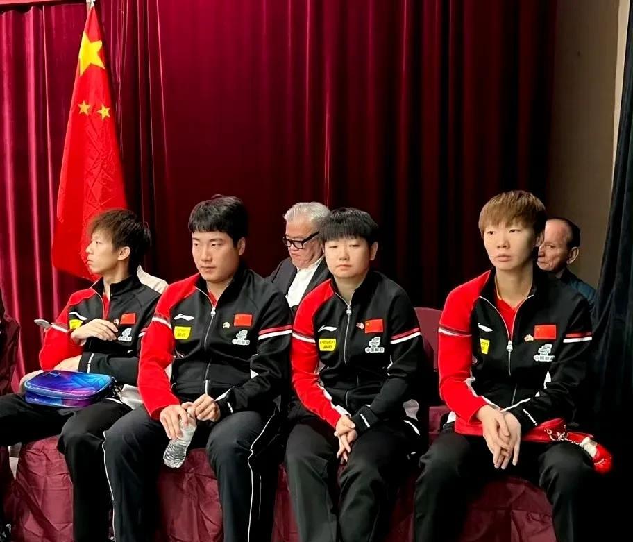 哈哈，这是为了要避嫌吗？圆满一定要隔两个人坐吗？
这四高手看起来都好困，没一个开