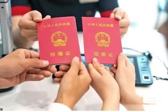彩礼和嫁妆
       是两个家庭帮助一个新生家庭，
       而不是一个