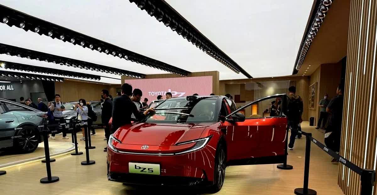 一觉醒来，车圈炸锅了！

2025年汽车以旧换新国补政策来了，车龄超过10年