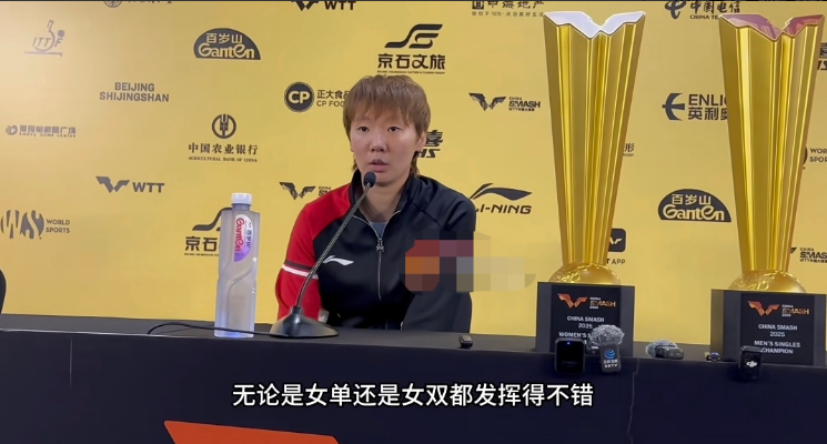 曼玉好谦虚啊。
在新闻发布会上说，自己这次比赛女单和女双都发挥不错，跟莎莎打的也