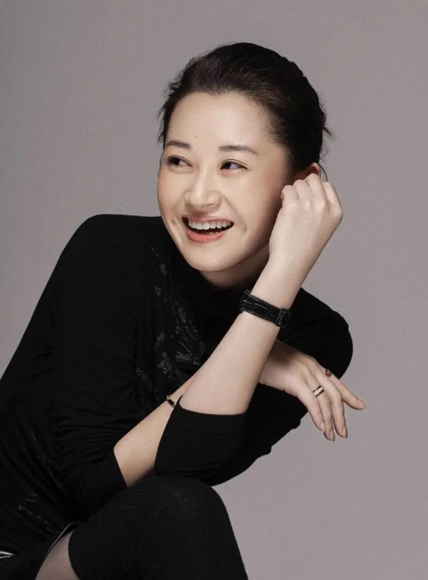 许晴的家世，太牛逼了。
终于知道了为什么50多岁的她，还能活的像个少女一样了。