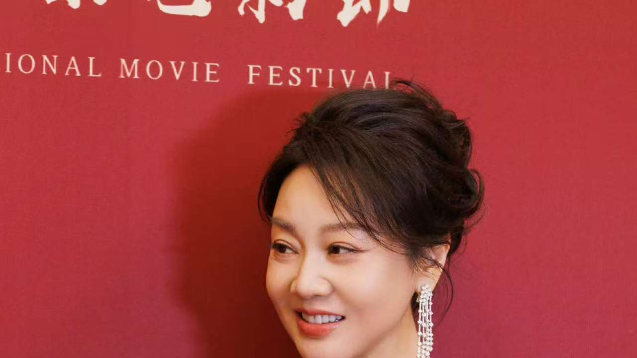 七次提名白玉兰未果后，闫妮终获金莲花最佳女主，这次赢在何处？