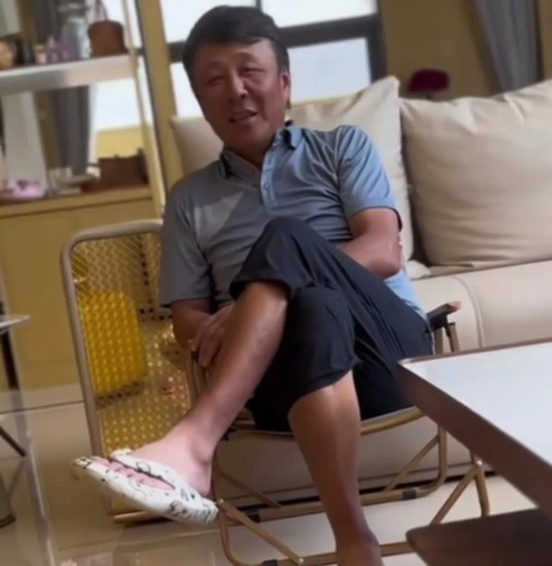 王楠老公郭斌真不像一个大老板，看了他的穿搭很难想象他是一个超级大富豪，浑身黝黑，