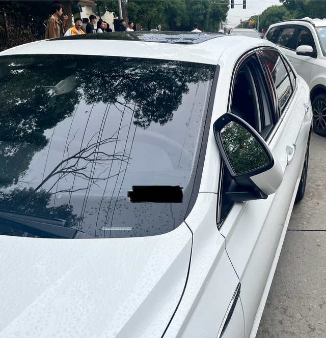 后视镜撞了个180度大翻转
被一辆货车蹭到了，后视镜直接翻了个身
掰过来居然还能