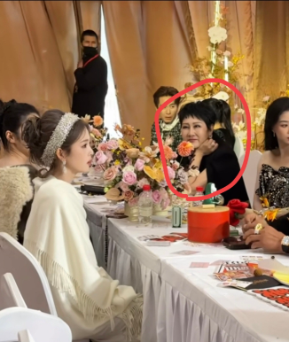 白鹿都快不好意思了吧
张凯丽老师直勾勾的盯着她看
像看一件稀世珍宝一样，眼里全是