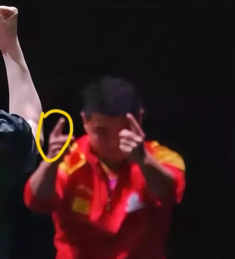 不知道你们发现了没有
王楚钦与林昀儒打到2:0的时候，最激动的不是赛场上的王王楚