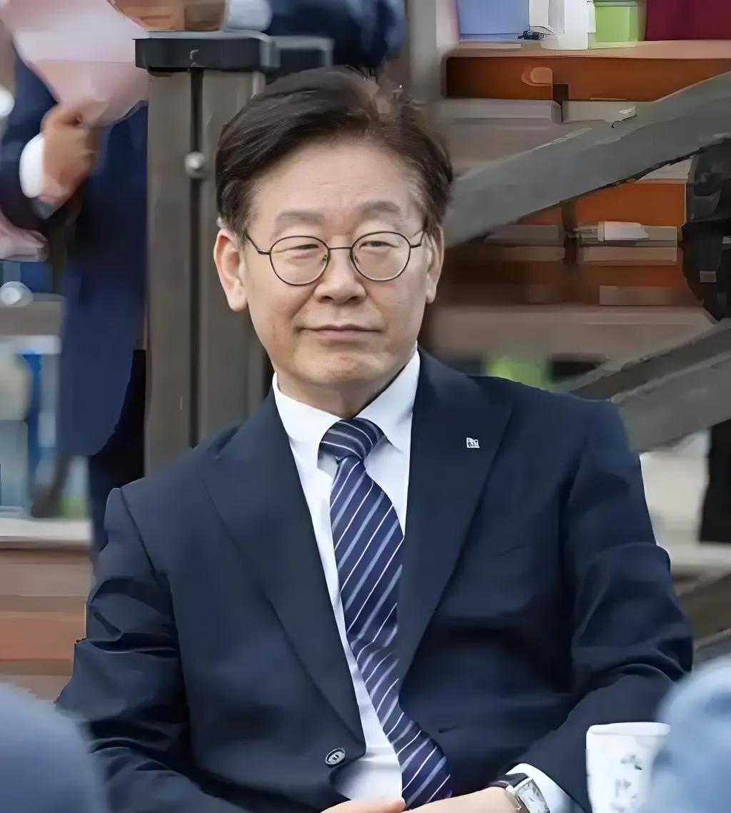 李在明的高明之处在于他懂得以和为贵。
关注李在明的一定会发现他这个人从来不与人硬