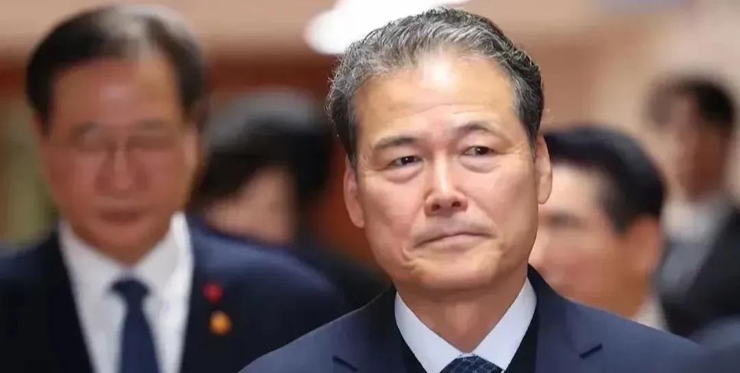 李俊熙的辱女性言论直接把韩国人给惹毛了，先是韩国人权委员会收到三十五封请愿书，指