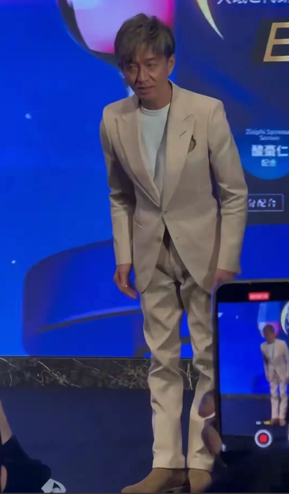 木村拓哉真有1米7吗？
感觉就1米6的样子。

看了木村拓哉近期参加某活动的照片
