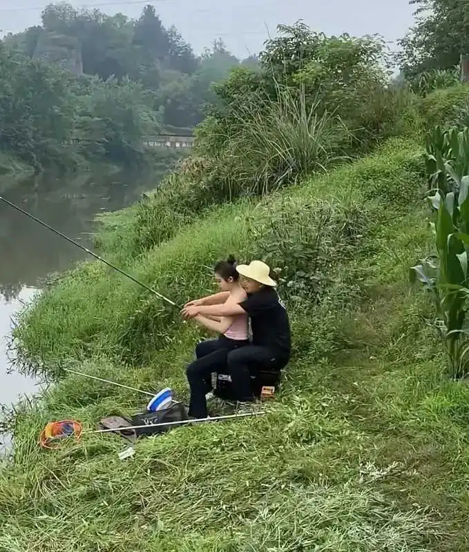 这能钓到鱼就怪了！是吧
