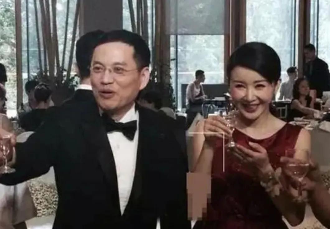这下好了，
不仅孙菲菲出名了，
就连史宏都跟着出名了，谁知道他竟然是一个“铁公鸡