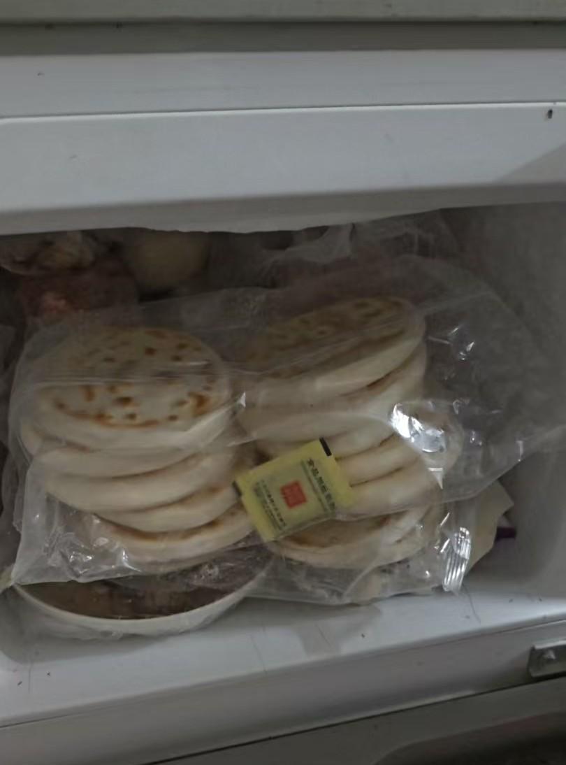 姑姑在饭店后厨帮工，饭店里的临期产品都会分给店员，每天有剩余的材料，也不会过夜存