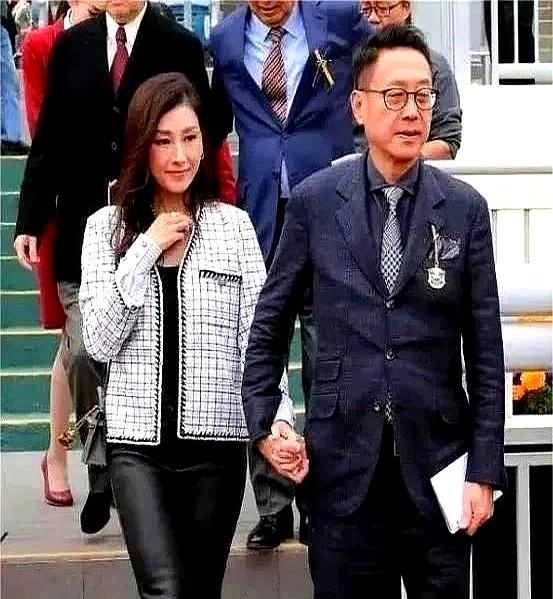 许晋亨与前妻何超琼在一起逛夜市，不帮妻子拎包也不帮拿衣服，还全程黑脸！
有人翻出