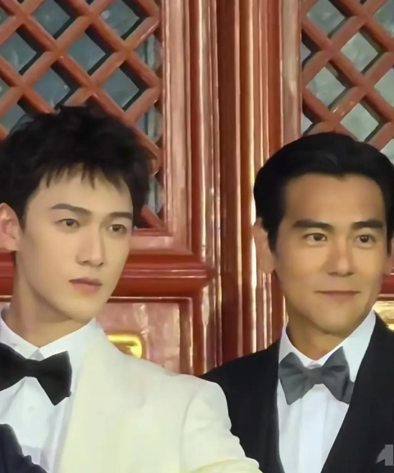 彭于晏李昀锐黑白西装同框！叔系魅力与少年感的极致碰撞，网友直呼“太养眼”
6月1