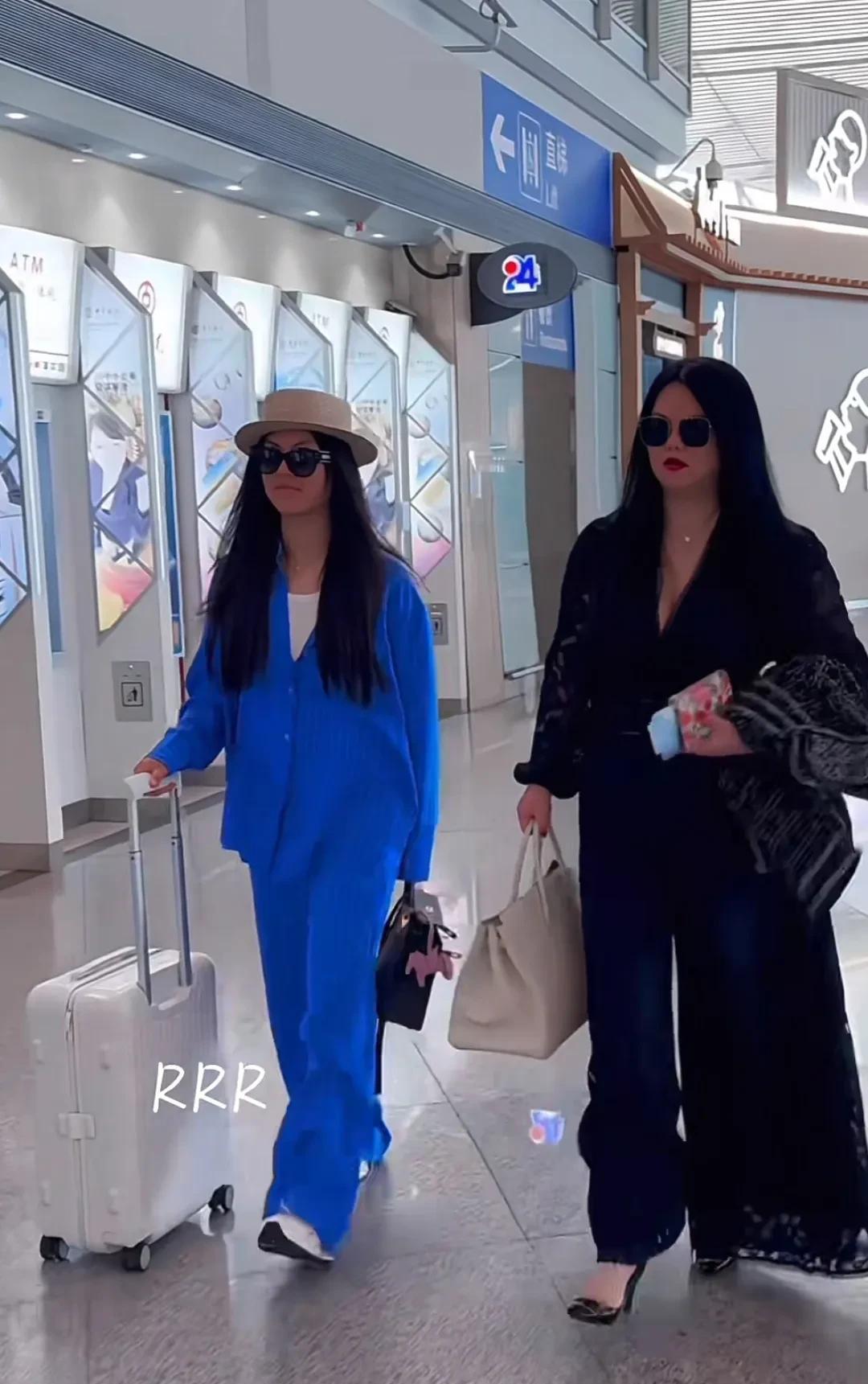 今天王诗龄和妈妈李湘前往日本东京旅游购物，一下飞机就有网友拍到了两人。
发现从国
