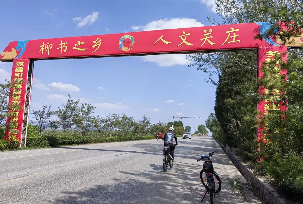 退休了，买了一辆山地自行车，初骑时与二三个同学结伴，后来加入了一个骑行群，群里每