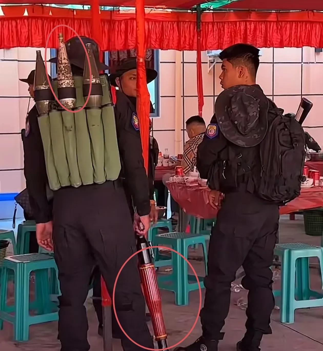 照片上是缅甸地方武装的士兵，那名手持火箭筒的士兵很显眼，他背包中有三发火箭弹，中