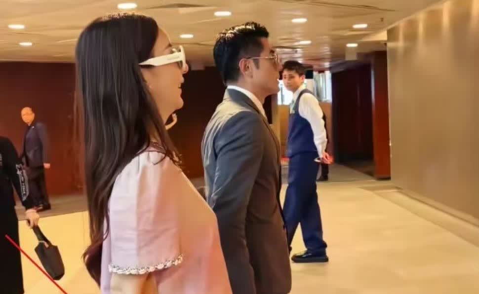 郭富城“天王基因”有望后继有人？方媛孕肚恐藏不住！
近日方媛陪丈夫郭富城出席活