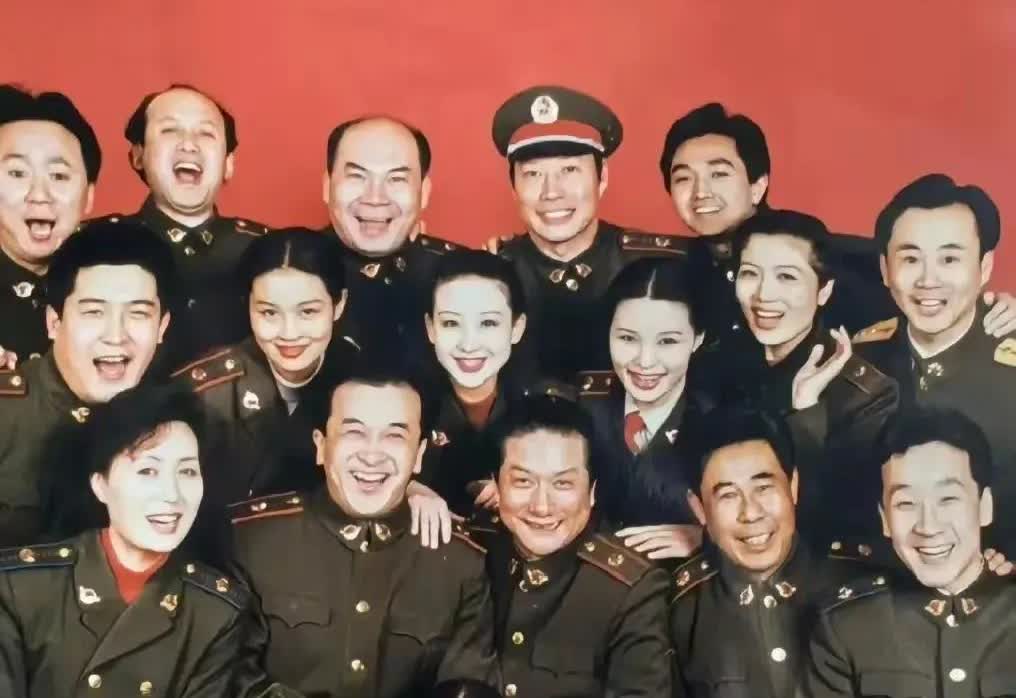 一众身着军装的明星合影，我一眼就认出了最后一排嘴巴大张笑意粲然的郭达、戴着军帽的