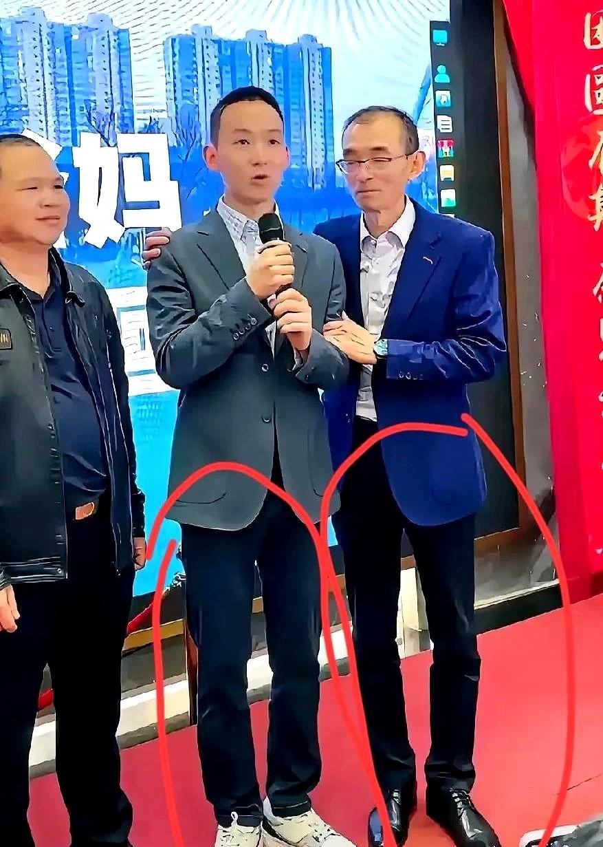 父子腿形站姿复制粘贴





都说龙生龙凤生凤，老鼠的儿子会打洞，可这基因遗传