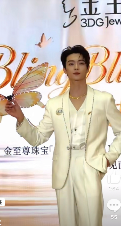 许凯白西装造型，好养眼的画面！好帅的许凯！ ​​​