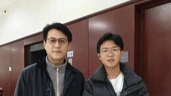 48岁靳东到中戏，去听陈佩斯讲课，一副老干部穿搭，像领导来视察