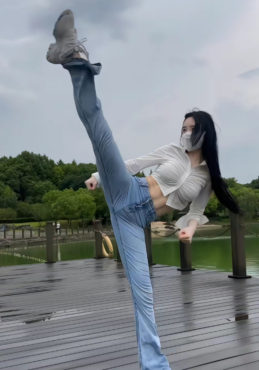 前段时间，公司里来了个柔弱的妹子，她说话的声音非常小，连拧饮料瓶盖都需要别人帮忙