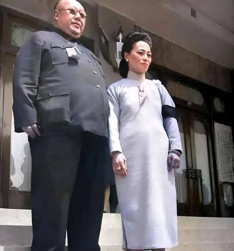 1956年，逃到美国的马鸿逵，挺着腐败的大肚子，享受着小姨太给他做的奶酪。  这