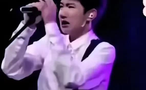 究竟什么人会去崇拜王源？
演技没有，唱歌差，高音唱不上去的时候，就用假哭唬弄人