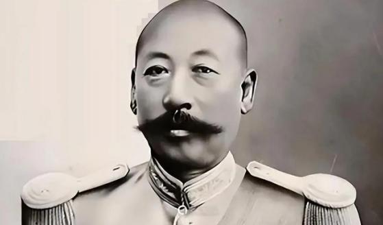1912年冬，天津曹府一片喜气，50岁的曹锟娶了20岁的陈寒蕊。这婚礼看着热闹，