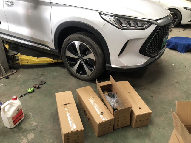 宋PLUSdmi改装减震器
原车大家都知道，偏软，慢慢走就比较舒服，但是速度起来