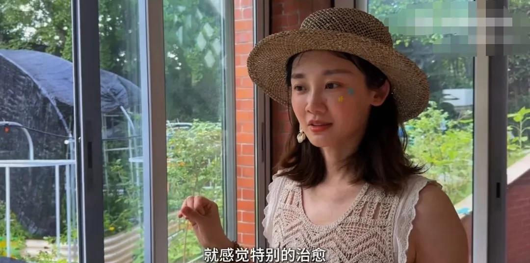 苗苗精力十足，把家里的花园改成了农场。
苗苗的小小农场要啥有啥，就像一个百宝箱一