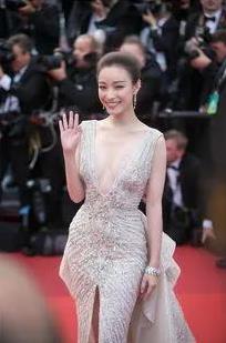 鹅厂招商大会开启，众多明星齐聚，带来诸多待播作品，阵容强大令人期待值飙升。而红毯