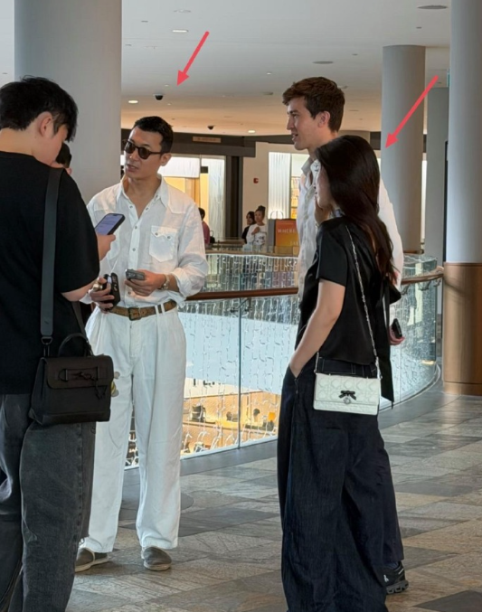 41岁朱珠和老公现身新加坡看艺术展，夫妻俩一黑一白，穿衣打扮很时尚。她的身材好苗