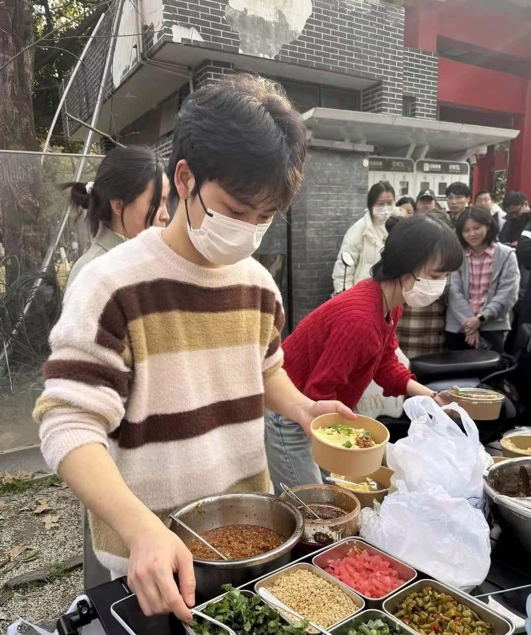 一个985的研究生，居然退学去摆摊卖土豆泥，还日入700块！