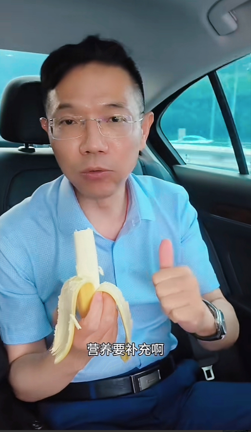 从李律和助理的对话里，真能品出不少东西！

一整天忙到忘吃饭，就靠早上半截玉米、